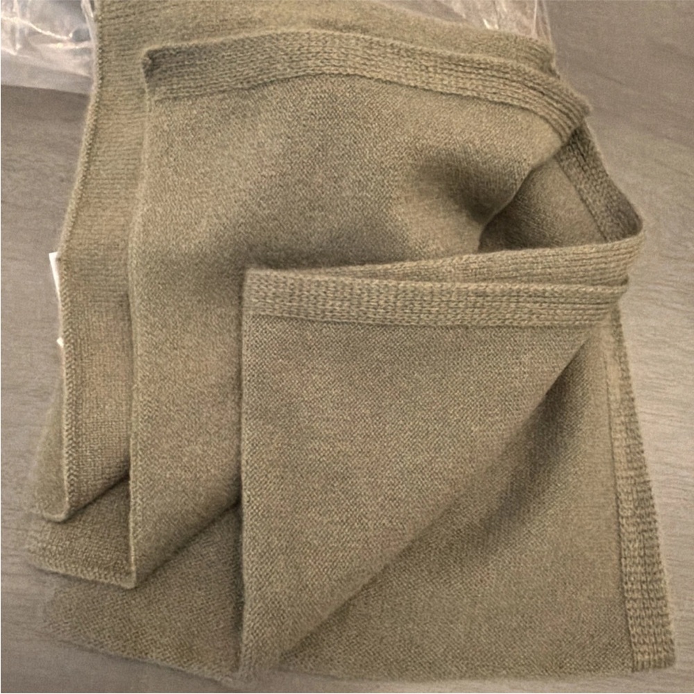 $295 Vince 100% Boiled Cashmere Plush Clean Edge Knit Scarf Wrap Olive Green - Picture 4 of 7